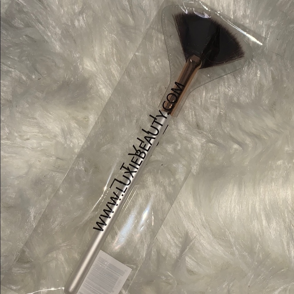 Luxie Beauty fan brush